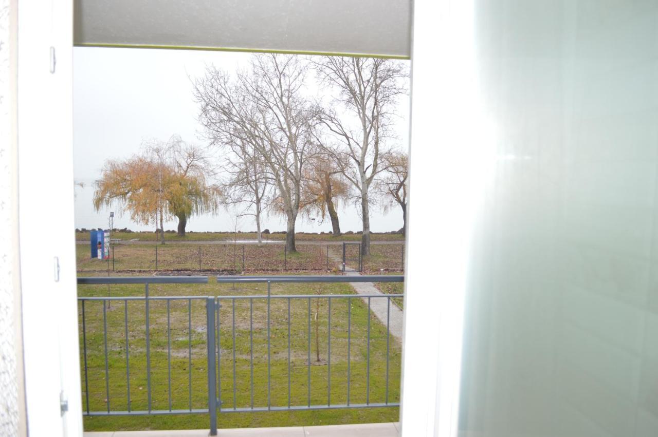Siofok Ezuestpart Granada 2 Koezvetlen Vizparti Apartman Lägenhet Exteriör bild